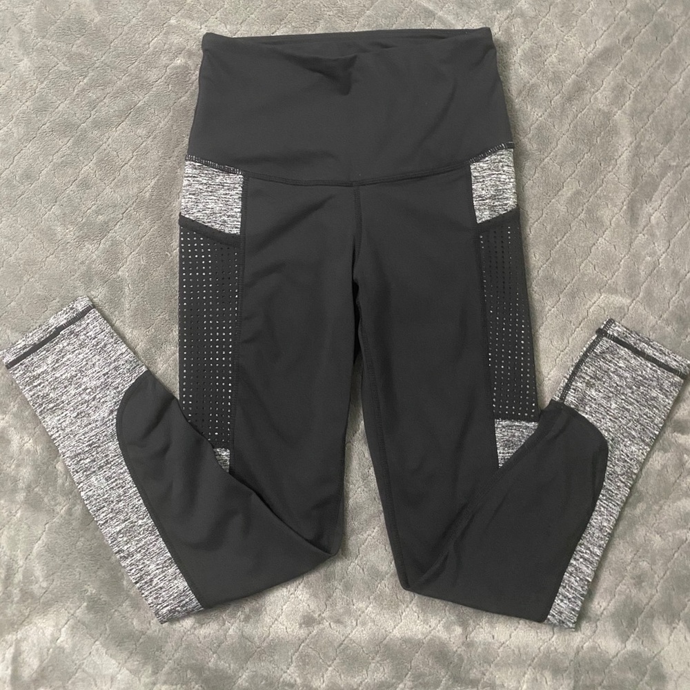 High-waisted leggings.